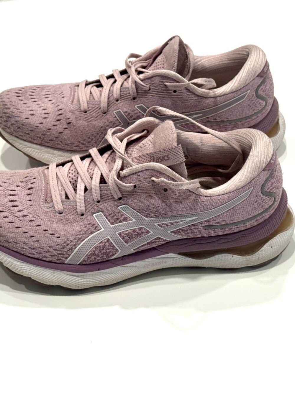 Asics women’s gel-nimbus 24 in Barely Rose/White size 10.5